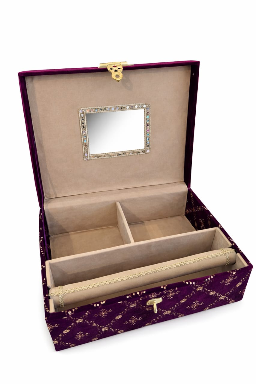 Open jewellery and keepsake box